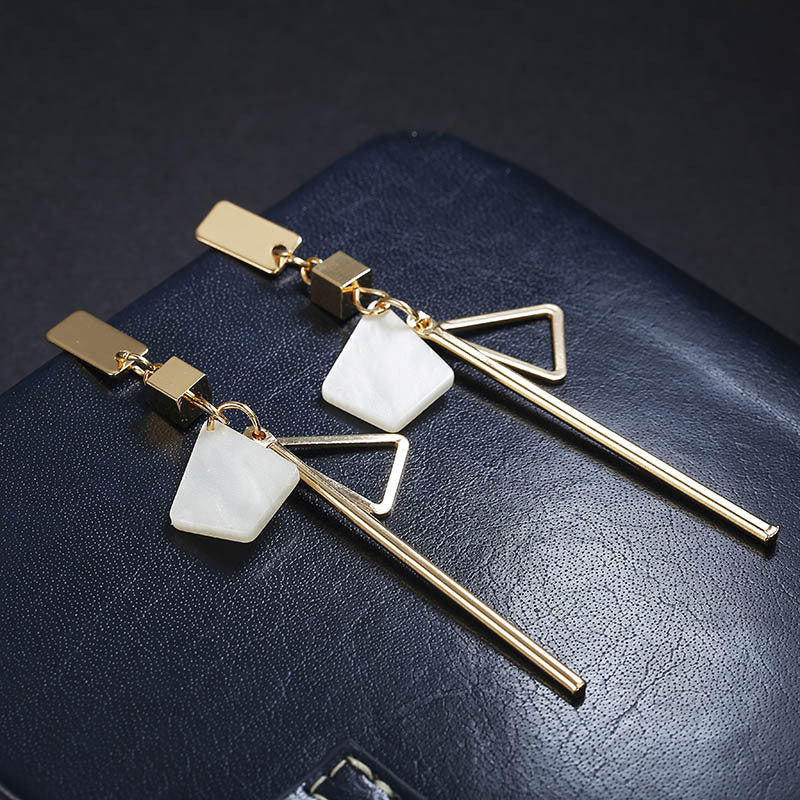 Side profile view showing length and dimensional geometric pendant style