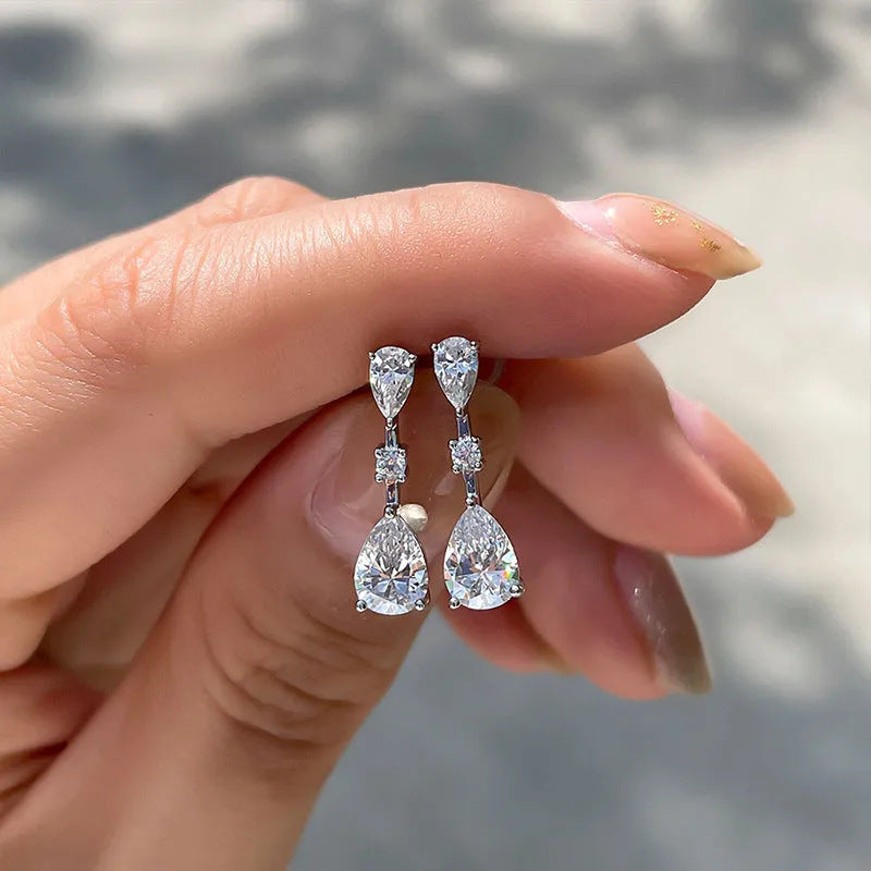 Drop-shaped bridal earrings in silver with elegant pearl details for weddings