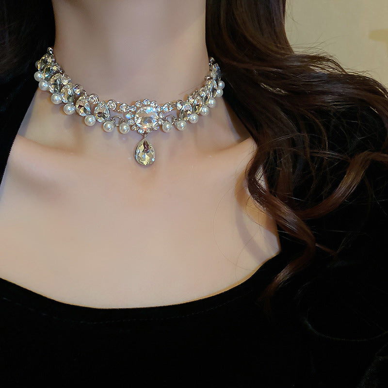 Short fashion necklace in gold tone, delicate chain design, versatile casual wear