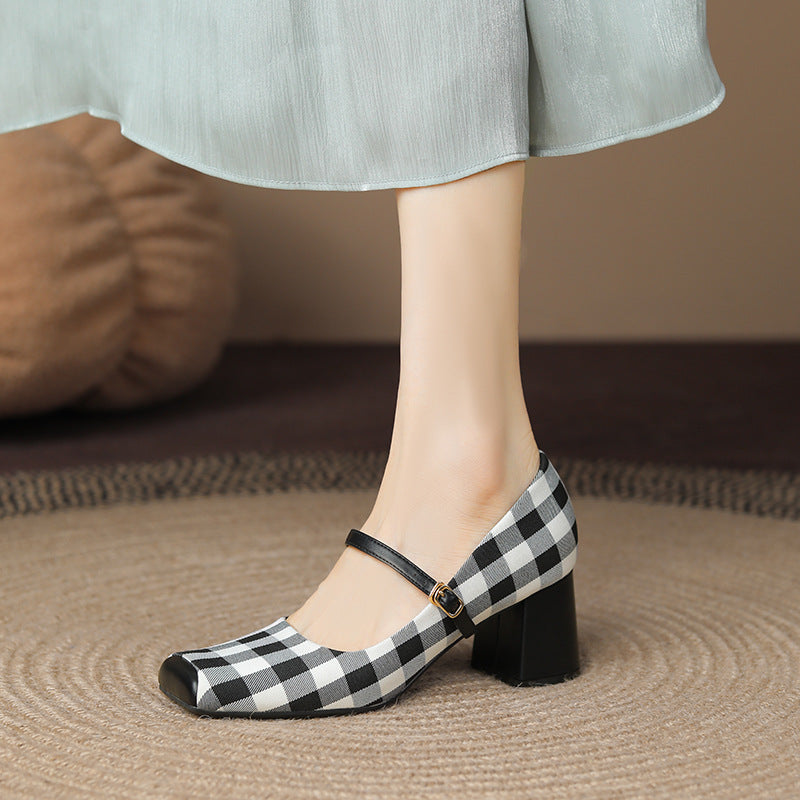 Top-down view of shoe toe box and heel structure